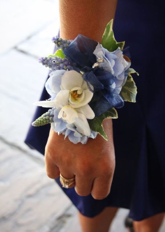 how to make a corsage with flowers